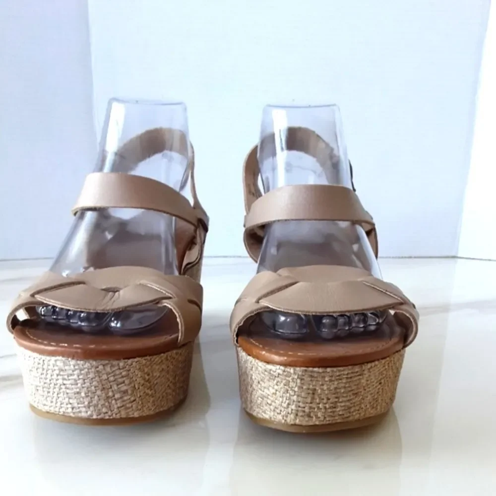 CROWN VINTAGE BEIGE LEATHER WEDGE SANDAL SZ 10